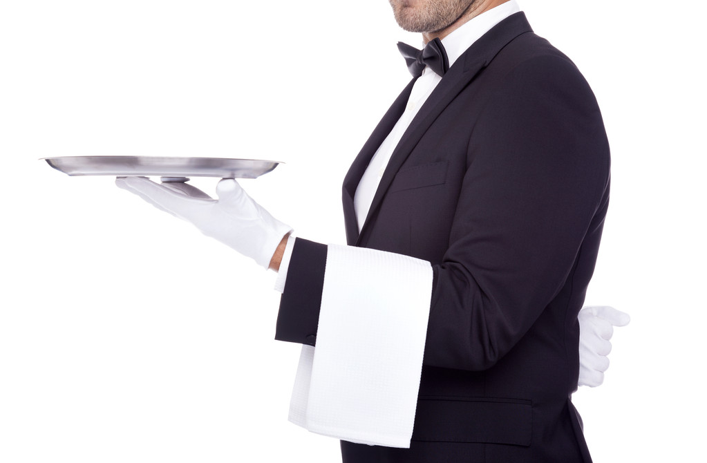 zugeschnittenes Bild eines jungen Kellners mit einem leeren Teller auf weißem B - Foto, Bild