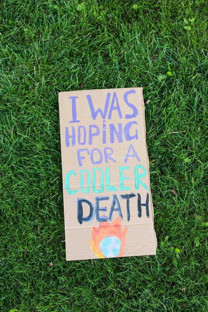 Top view of placard with I Reméltem, hogy egy hűvösebb halál betű fű, ökológia koncepció - Fotó, kép