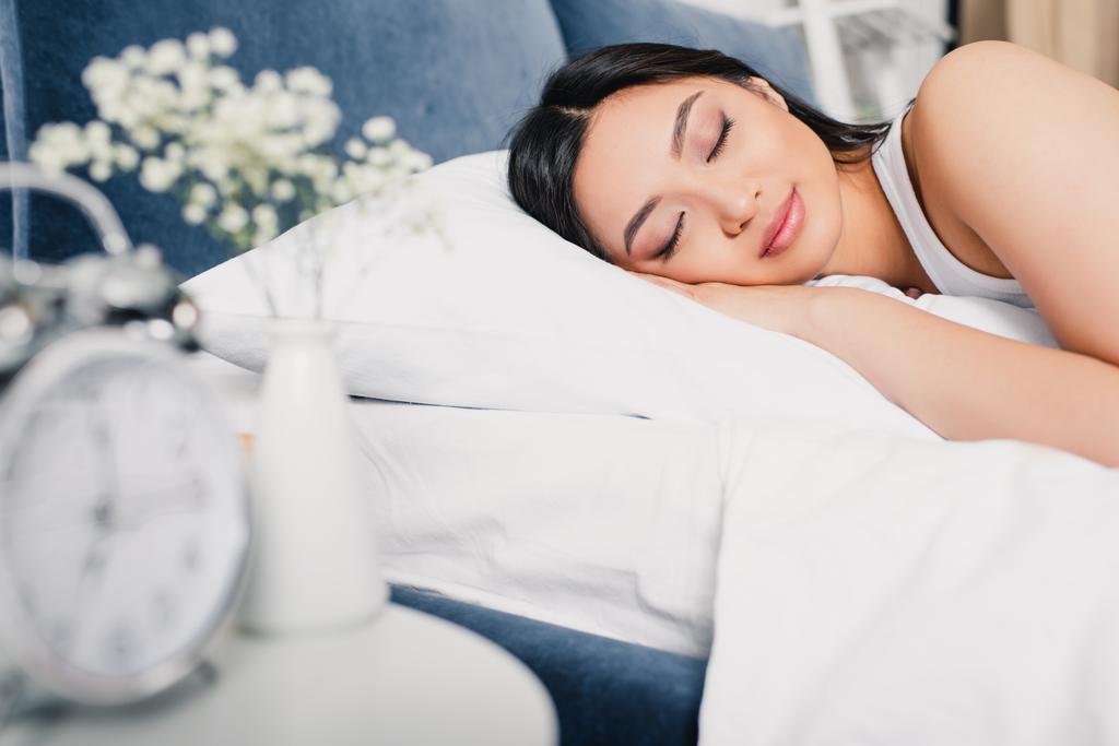 Selektive Fokus der asiatischen Frau schlafen auf Bett zu Hause  - Foto, Bild