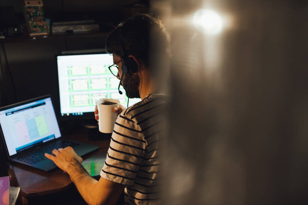 homme barbu adulte travaillant assis à la maison bureau à l'ordinateur, travaillant en ligne. Auto-isolement pendant la quarantaine, travail à la maison, espace de copie - Photo, image