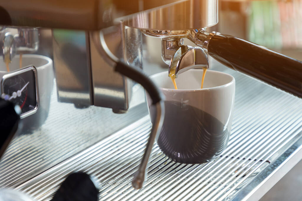 extrakce kávy z profesionálního kávovaru. kávovar připravuje čerstvou kávu a nalévá se do šálků v restauraci, baru nebo hospodě. Espresso výstřel ze stroje. - Fotografie, Obrázek