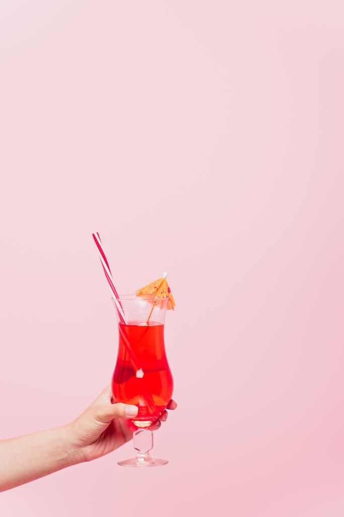 vista ritagliata di donna in possesso di vetro con cocktail isolato su rosa - Foto, immagini