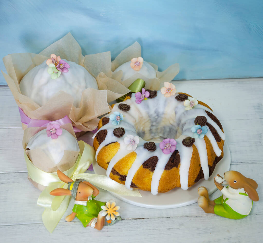 Ahşap süslemeli Paskalya pastası tatili harcamaları - Fotoğraf, Görsel