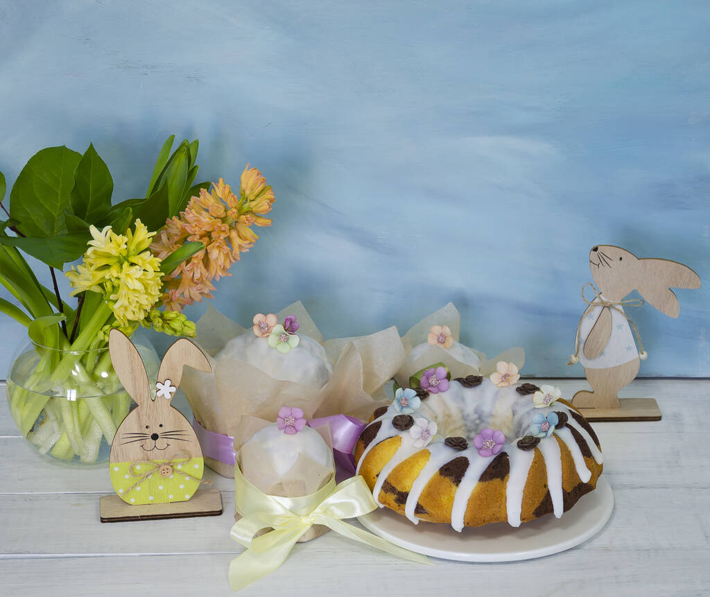 Wielkanocne ciasto nakłady wakacyjne z drewnianą dekoracją - Zdjęcie, obraz