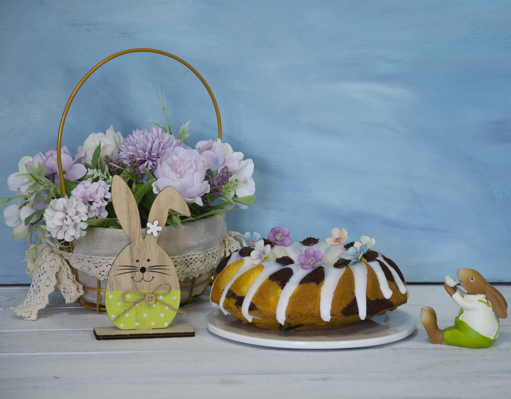 Desembolso de vacaciones pastel de Pascua con decoración de madera - Foto, Imagen