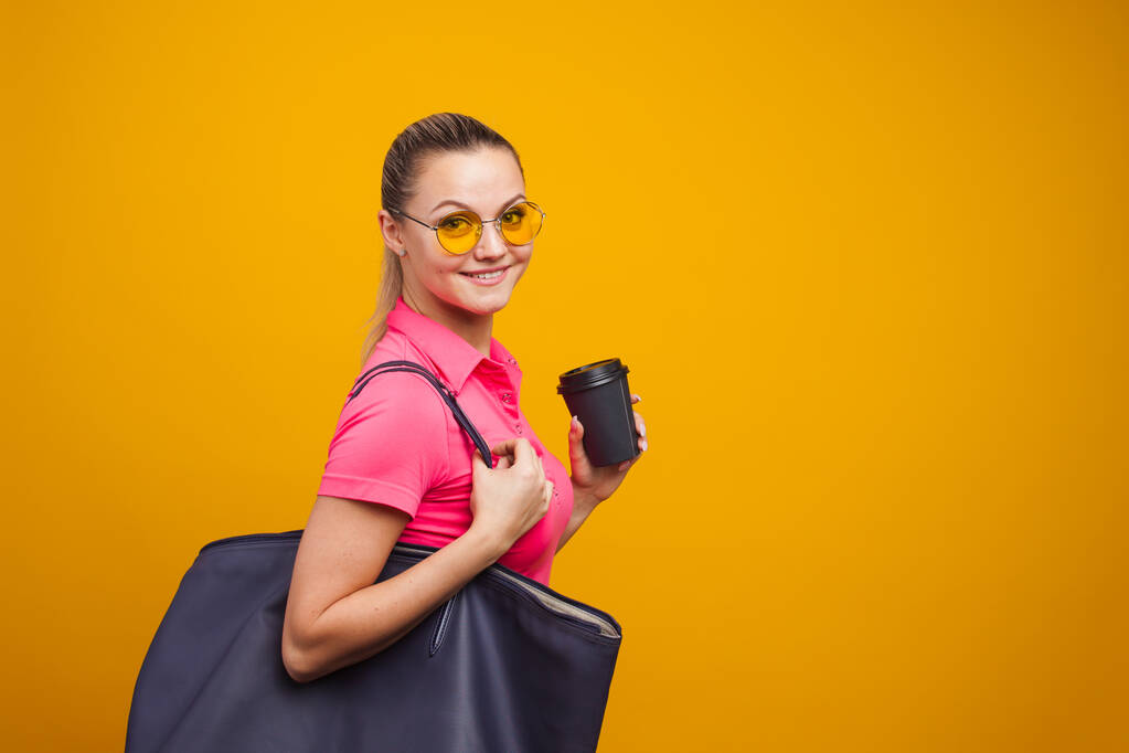 Επιχειρηματικό θετικό κορίτσι σε casual στυλ βιάζεται για τις επιχειρήσεις και πίνει καφέ για να πάρει μακριά. διάλειμμα για καφέ - Φωτογραφία, εικόνα