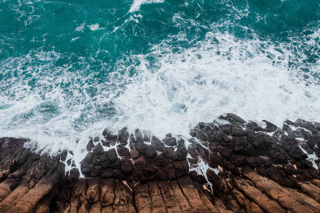 Дике кам'янисте місце. Вид з повітря. Морські хвилі
 - Фото, зображення