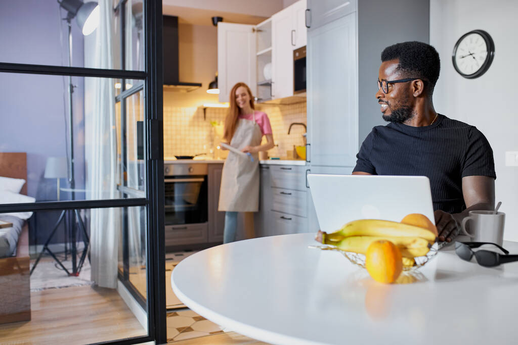 casal interracial na cozinha, de manhã
 - Foto, Imagem
