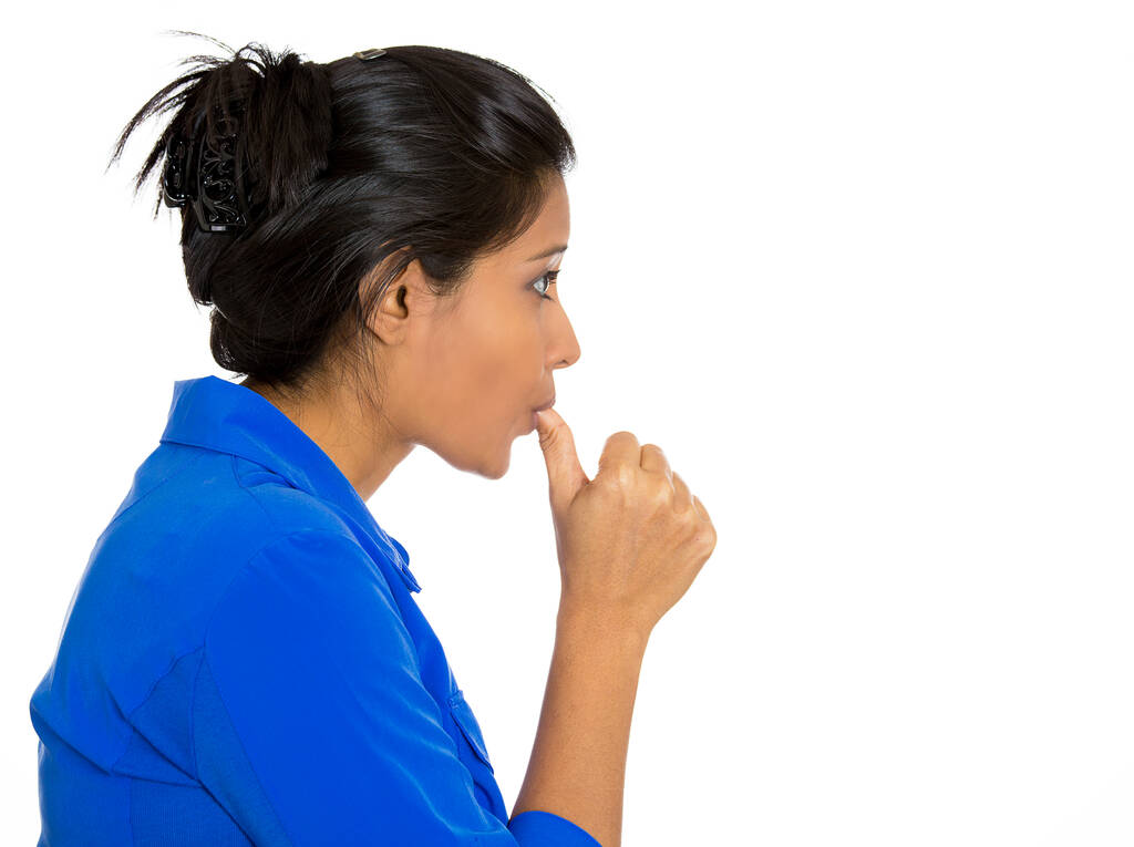 Портрет женщины с пальцем во рту, сосущей большой палец, кусающей ногти в стрессе, глубокой мысли, изолированной на белом фоне.  - Фото, изображение