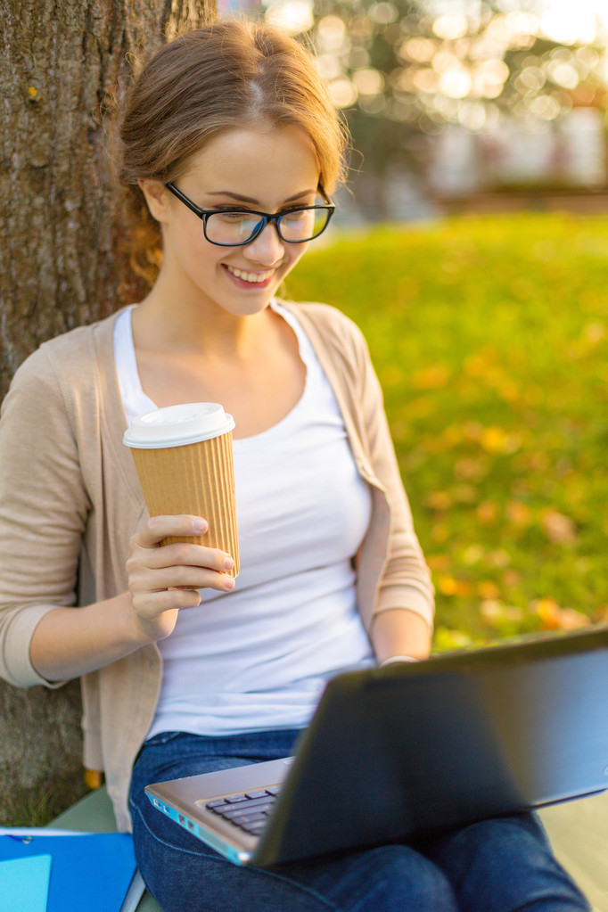 teenager v brýlí s notebookem a káva - Fotografie, Obrázek