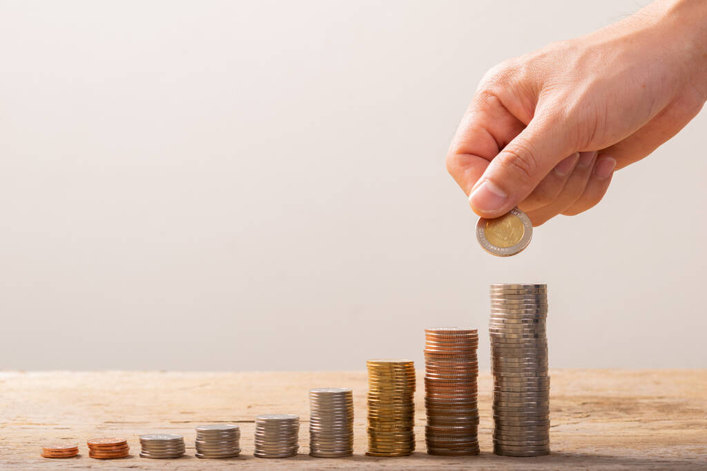 Ręczne umieszczanie monet na stosie na stole, Koncepcja oszczędności pieniędzy lub Business Growth - Zdjęcie, obraz