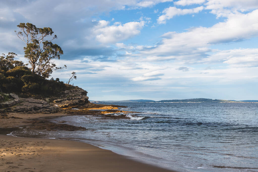 Blackmans Bay pláž na slunném zimním dni v South Hobart v Tasmánii, Austrálie - Fotografie, Obrázek