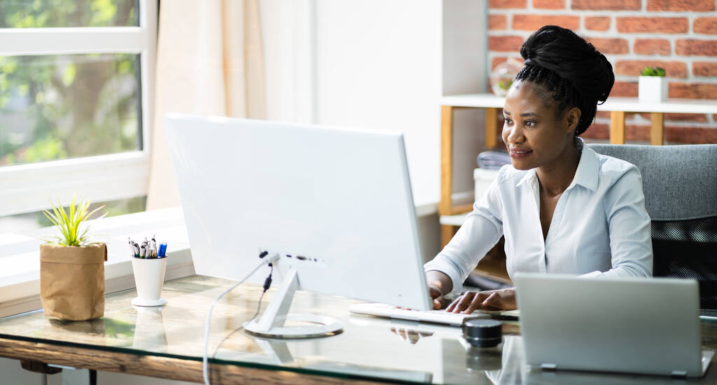 Ευτυχής επαγγελματίας υπάλληλος γυναίκα χρησιμοποιώντας υπολογιστή για την εργασία - Φωτογραφία, εικόνα