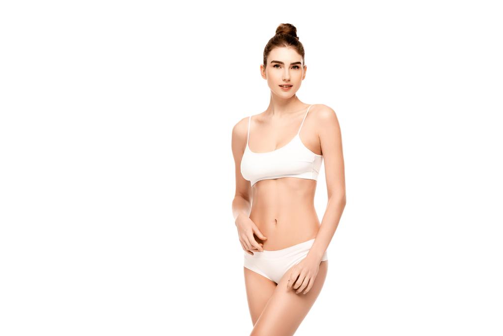 mladá žena s dokonalým tělem v kalhotkách a top stojící izolované na bílém - Fotografie, Obrázek