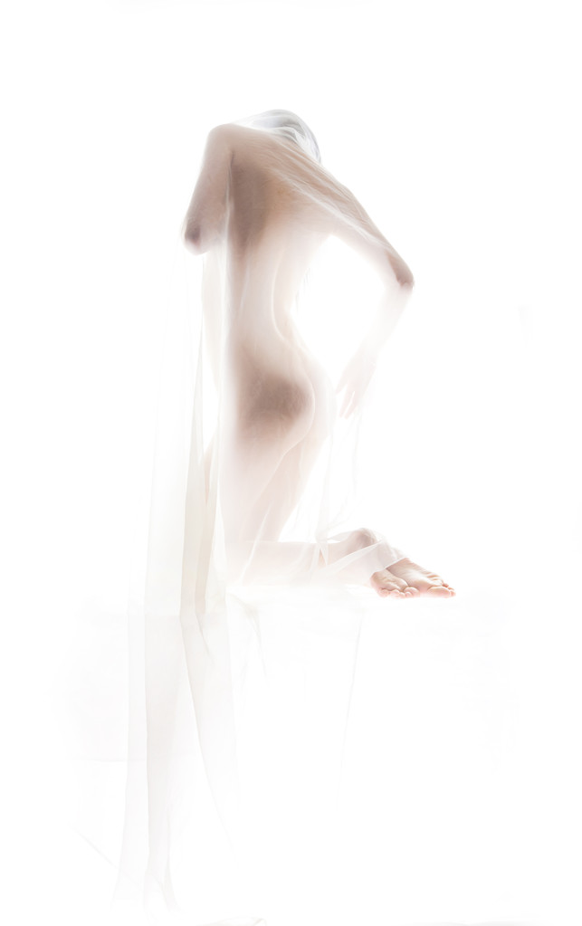 Голая девушка, покрытая прозрачной тканью
 - Фото, изображение