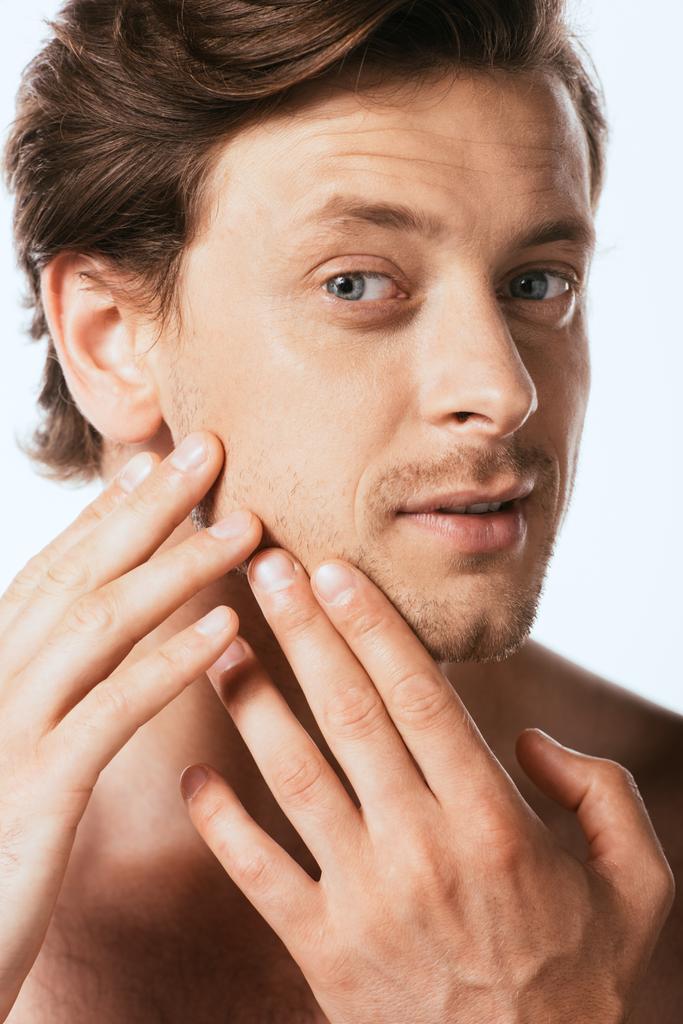 Shirless άνθρωπος αγγίζοντας το δέρμα στο μάγουλο απομονώνονται σε λευκό - Φωτογραφία, εικόνα