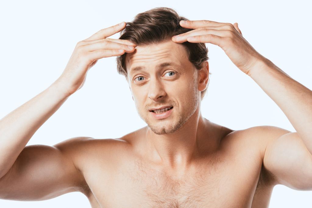 Hämmentynyt paidaton mies koskettaa hiukset eristetty valkoinen - Valokuva, kuva