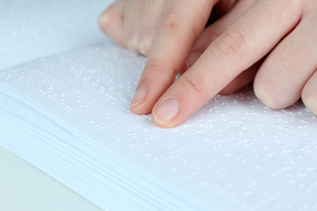 kör kadın Braille yazılmış kitap okumak - Fotoğraf, Görsel