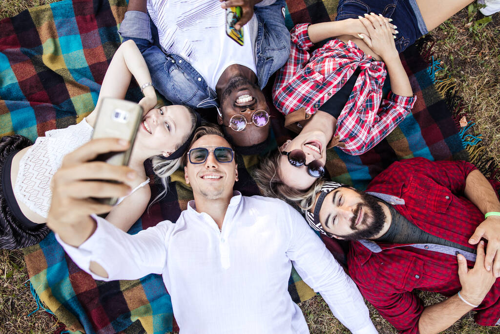 Amigos en el parque divirtiéndose y haciendo un selfie de grupo - Foto, Imagen