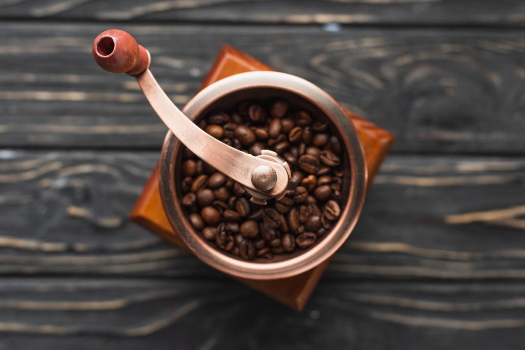 foco seletivo de moedor de café vintage com grãos de café na superfície de madeira
 - Foto, Imagem