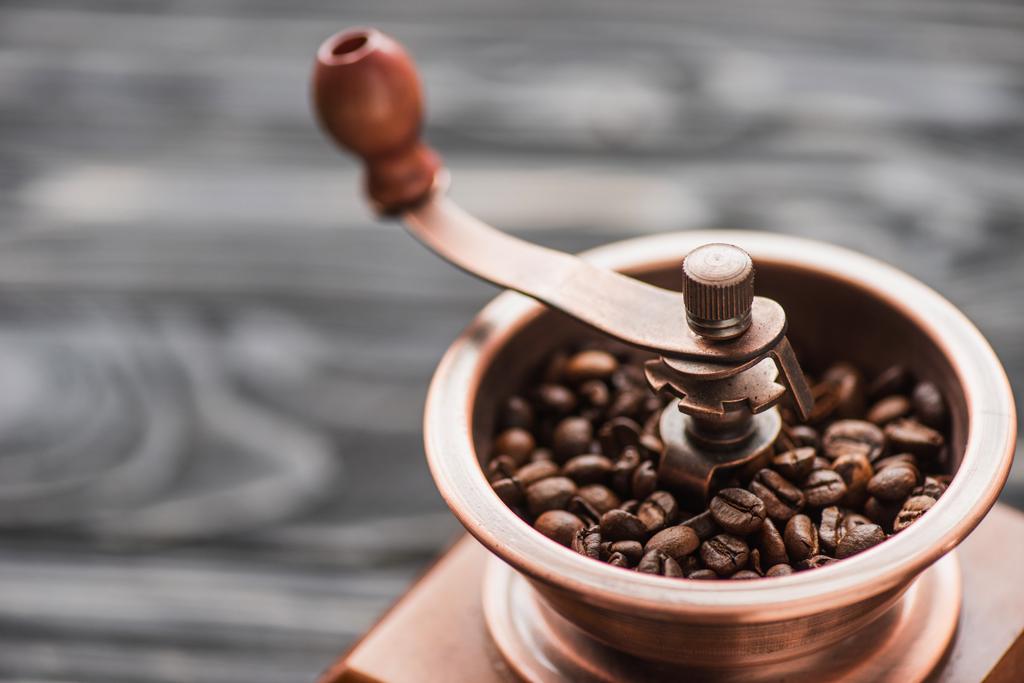 close up άποψη του vintage μύλος καφέ με κόκκους καφέ - Φωτογραφία, εικόνα