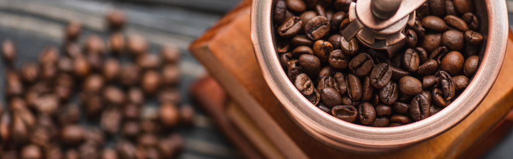 close up άποψη του vintage μύλος καφέ με κόκκους καφέ, πανοραμική βολή - Φωτογραφία, εικόνα