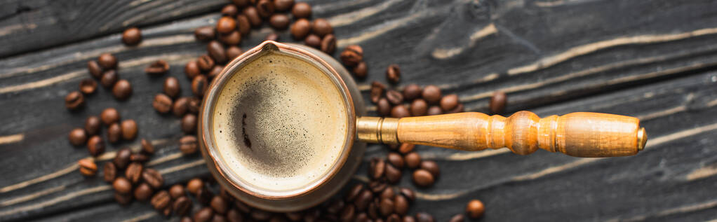 вид сверху цеце с кофе на кофейных зерен на деревянной поверхности, панорамный снимок - Фото, изображение