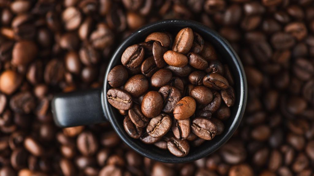 新鮮な焙煎コーヒー豆の上からの眺め - 写真・画像