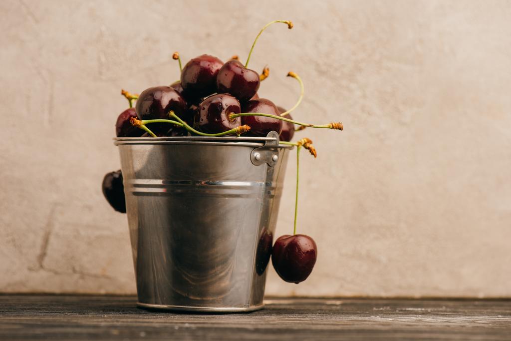märkä kypsä makea kirsikat metalli ämpäri puupinnalla - Valokuva, kuva
