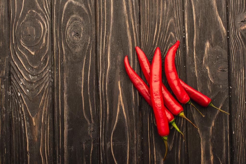 ylhäältä näkymä chili paprikat puupinnalla - Valokuva, kuva