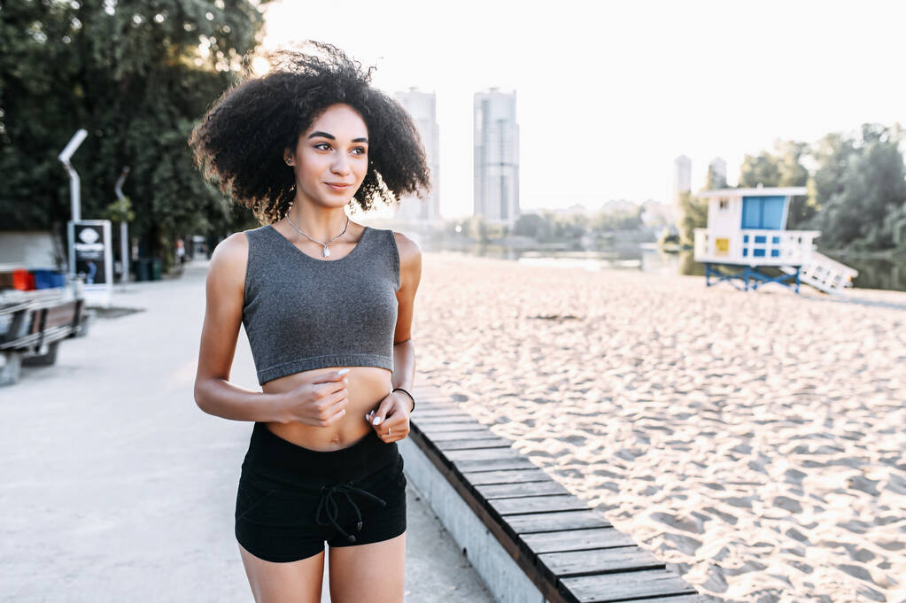 afro-americano ragazza è jogging all'aperto - Foto, immagini
