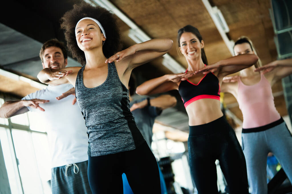Grupo de pessoas felizes em forma no ginásio exercício - Foto, Imagem