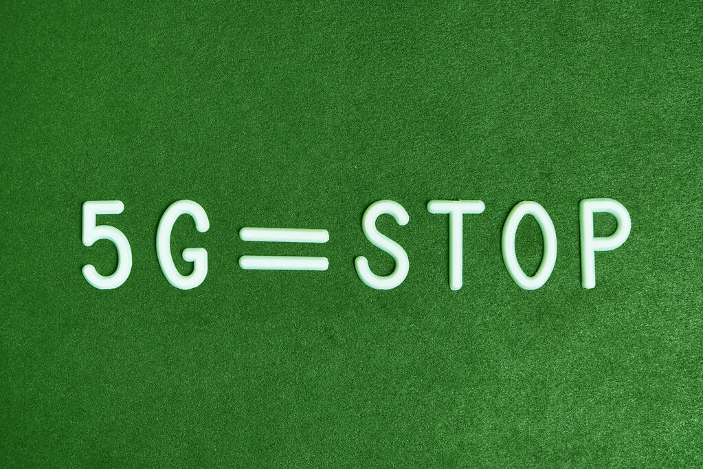 5G技術、進歩を停止し、緑の背景に技術進歩の概念 - 写真・画像