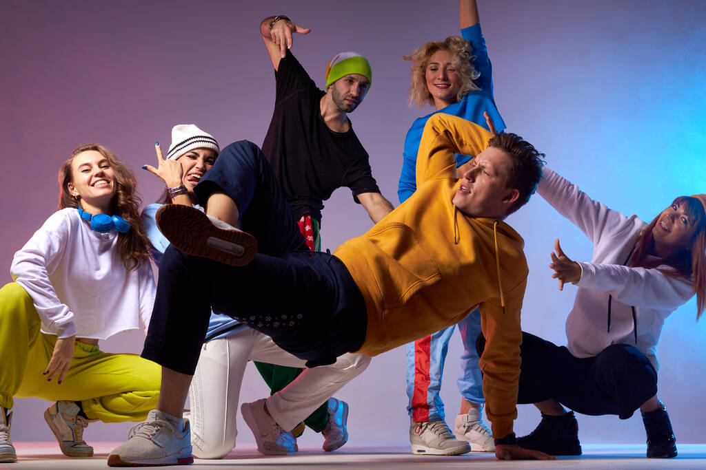 Táncosok aktív csoportja a táncteremben - Fotó, kép