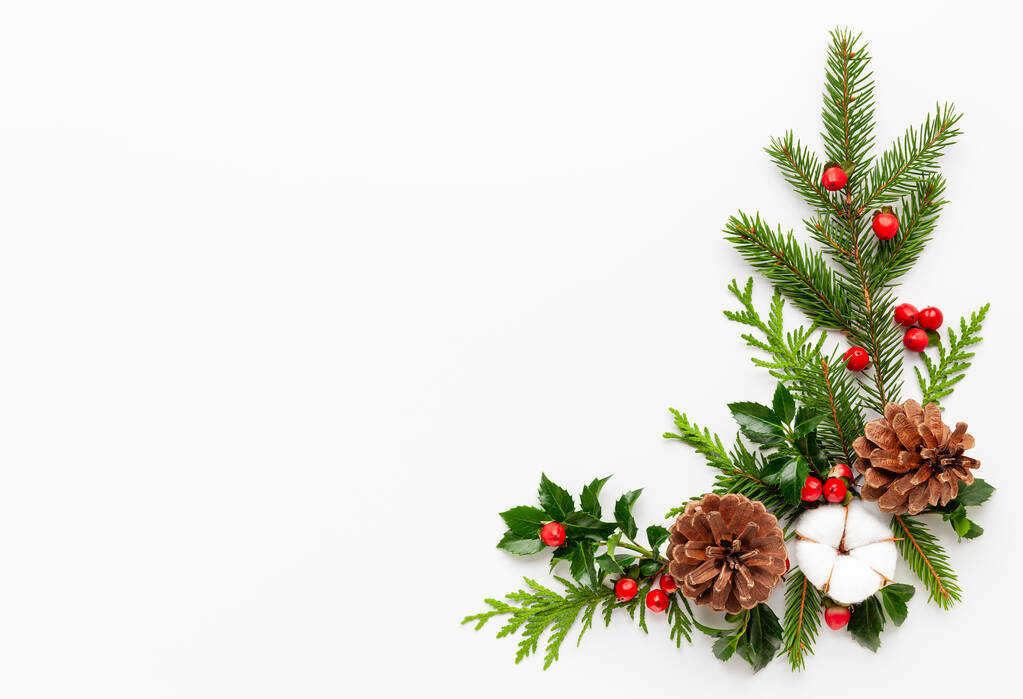 Weihnachtskomposition mit Zweigen von Fichte und Stechpalme mit roten Beeren auf weißem Hintergrund. Frohe Weihnachten Grußkarte mit leerem Platz für Urlaubstext. Flache Lage. - Foto, Bild