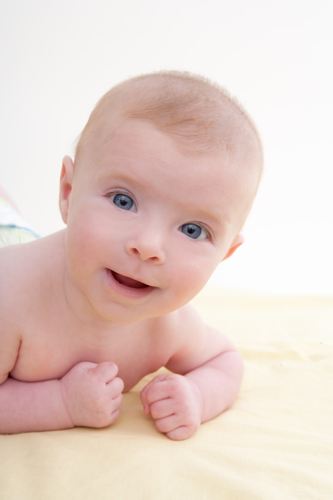 Legame piccoli occhi azzurri bambino sdraiato sorridente
 - Foto, immagini