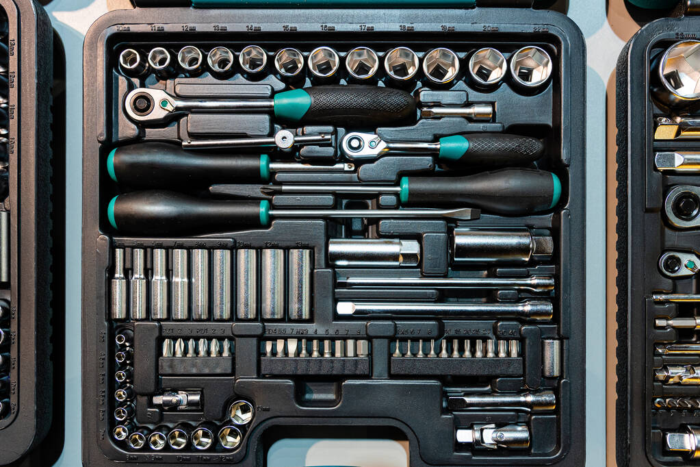 Boîte avec des outils spéciaux dans l'atelier de réparation automobile, gros plan - image - Photo, image