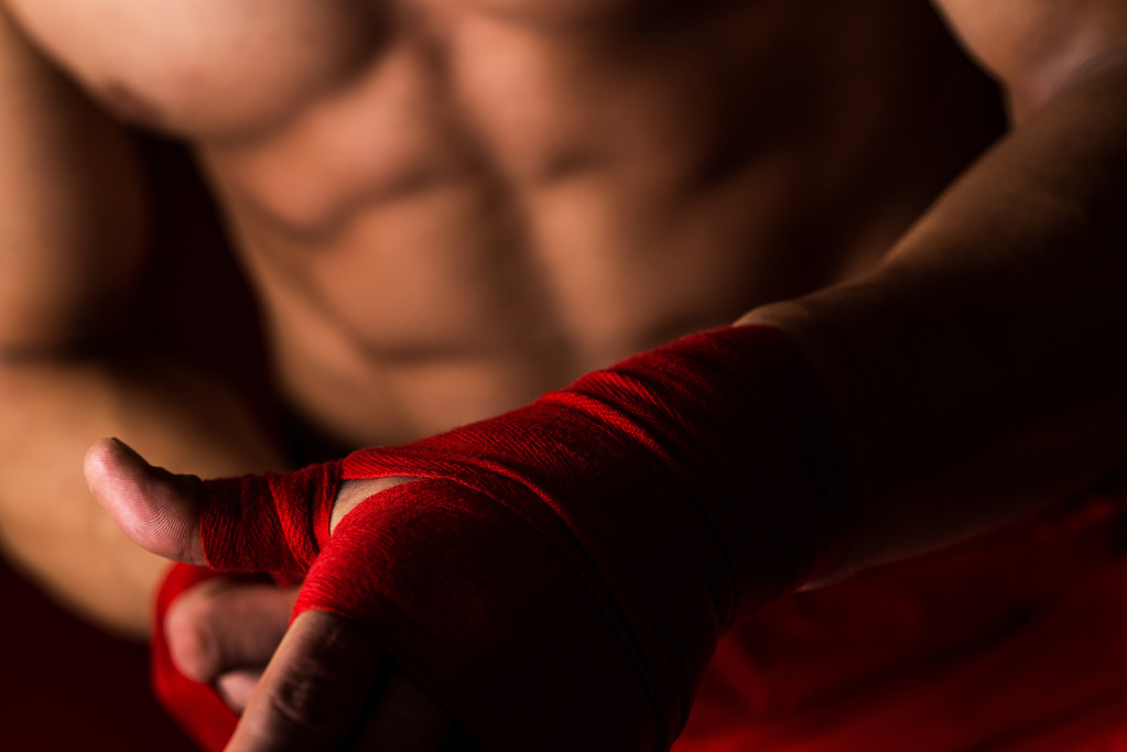 Boxer elhelyezés pántokkal készül a harcra - Fotó, kép