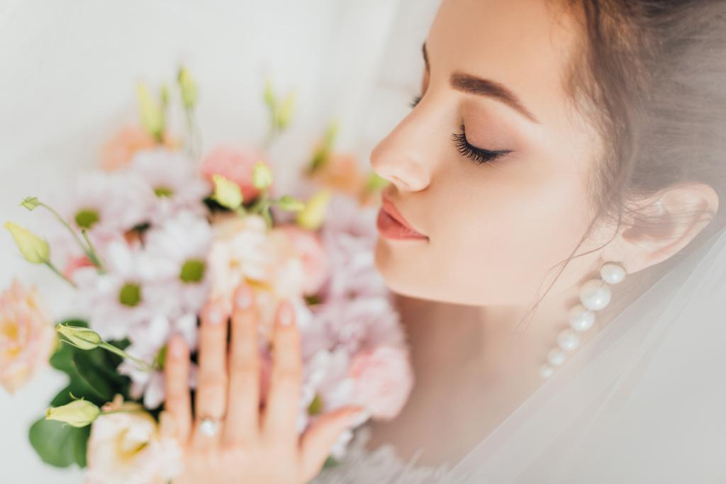 foyer sélectif de la mariée avec les yeux fermés touchant bouquet  - Photo, image