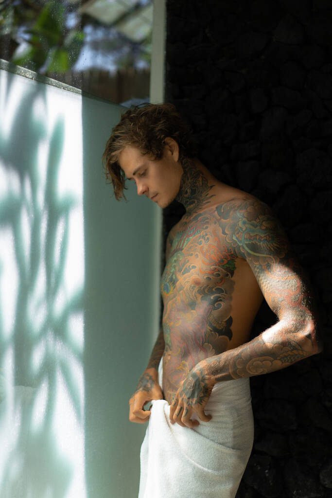 przystojny młody mężczyzna w tatuaże w łazience po a prysznic w  - Zdjęcie, obraz