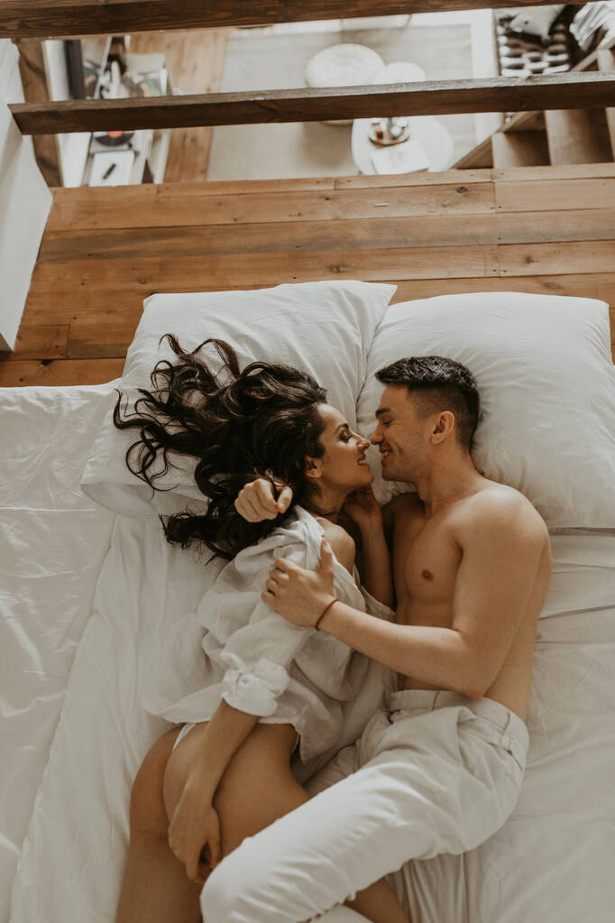 красивая любящая пара целуется в постели - Фото, изображение
