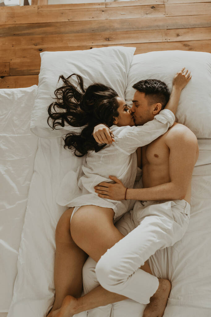 gyönyörű szerető pár csók az ágyban - Fotó, kép