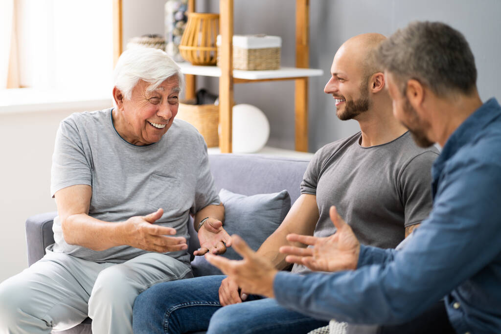 Ο παππούς μιλάει με τον εγγονό και τον γιο του. Οικογένεια τριών γενεών - Φωτογραφία, εικόνα