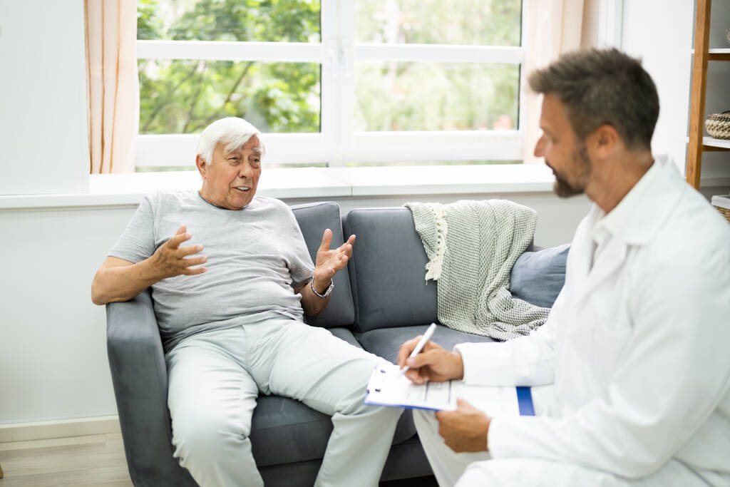 Domů Péče Starší pacient mluví se svým lékařem - Fotografie, Obrázek