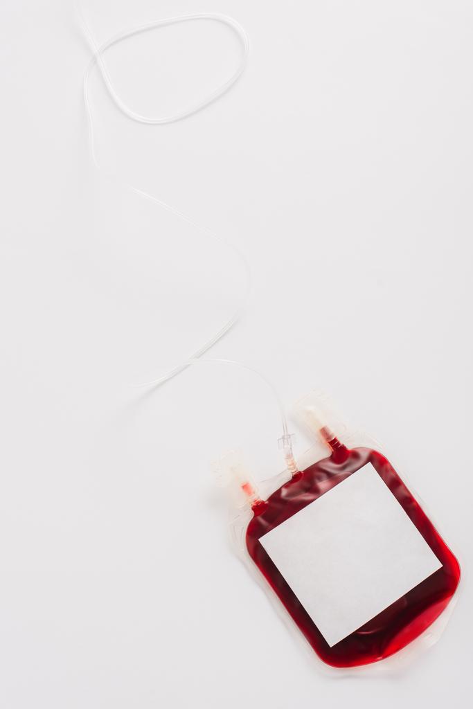 ylin näkymä verenluovutuspakkauksesta, jossa on tyhjä etiketti valkoisella taustalla - Valokuva, kuva