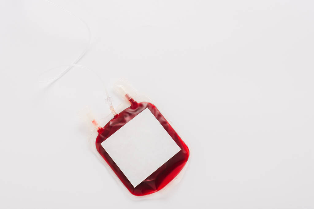 πάνω όψη του πακέτου αιμοδοσίας με κενή ετικέτα σε λευκό φόντο - Φωτογραφία, εικόνα