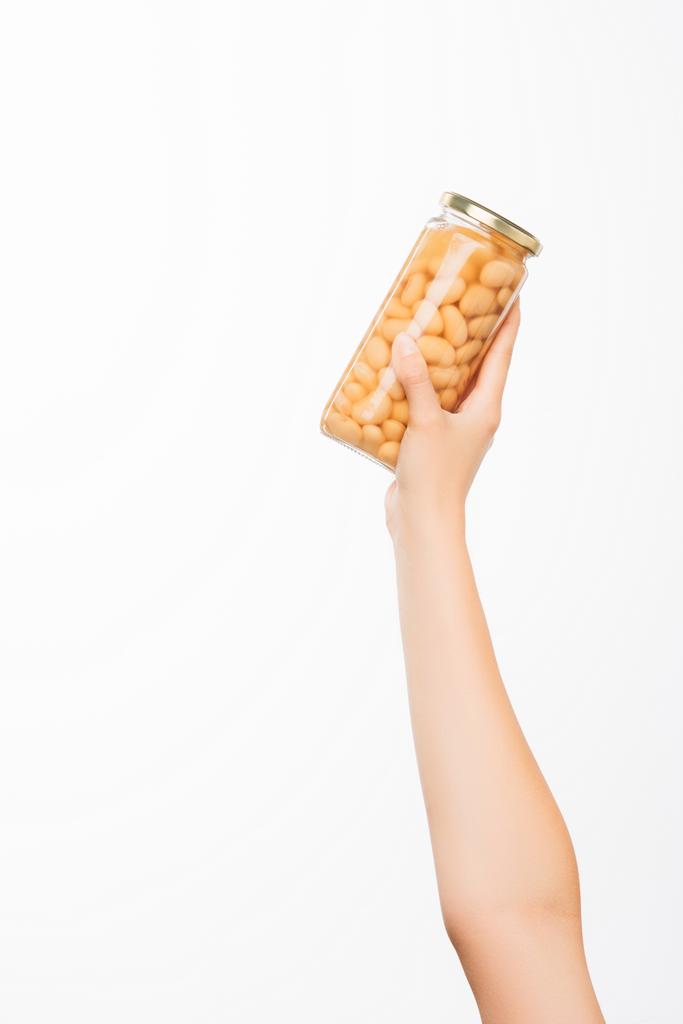 ostříhaný pohled na ženu držící konzervované fazole izolované na bílém, charitativní koncept - Fotografie, Obrázek