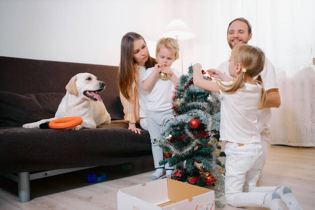 enfants et parents décorant l'arbre de Noël à la maison - Photo, image