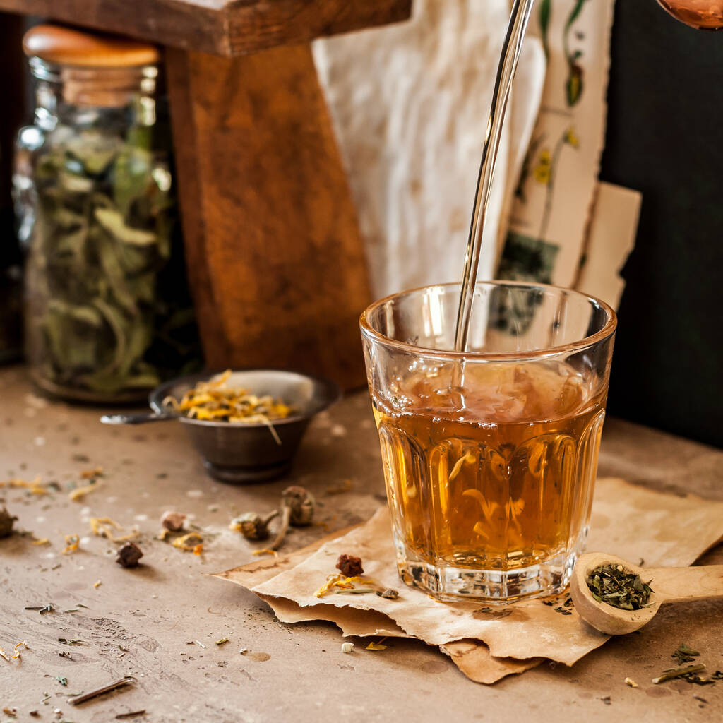 Verter té de hierbas en un vaso, variedad de mezclas de hierbas secas, cuadrado - Foto, imagen