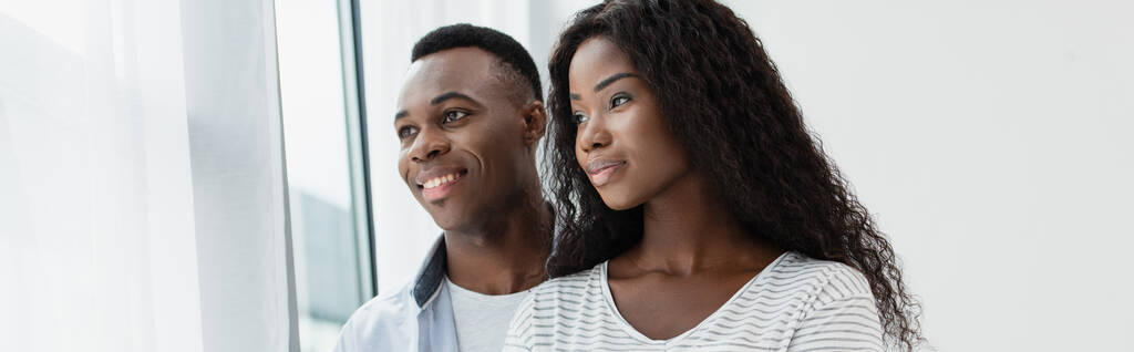 horizontaal beeld van afrikaanse amerikaanse paar op zoek weg  - Foto, afbeelding